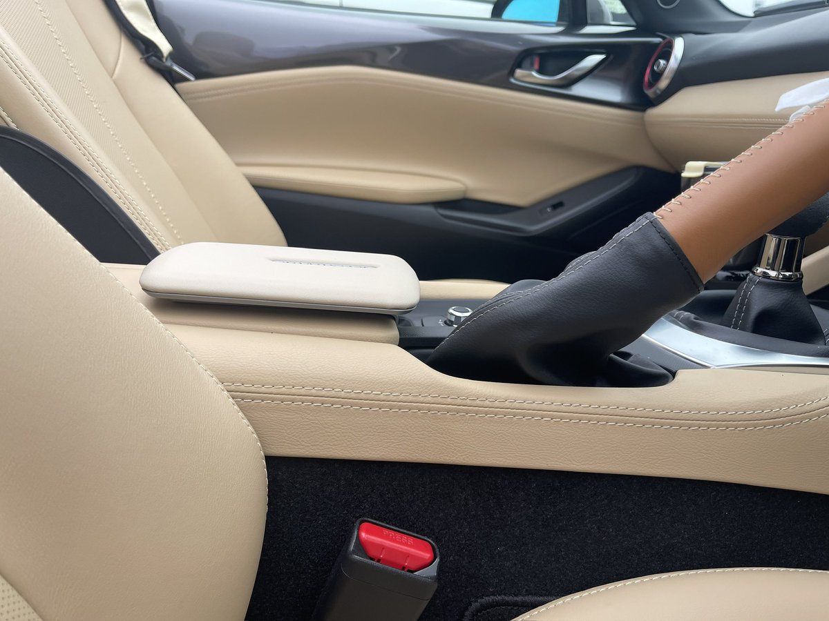 HiroyukiSuzuki7's tweet photo. DESIGN ToさんのArmrest Riserを装着😊
ボックスの中との干渉も全く無くいい感じ👍
ND1から���12年肘が低いポジションが染み付いているので最初は違和感あったけど、半日走ったらいい感じになってきた。色合いもまあまあ問題無い👍ポジションが近くなるので手が短い女性には良さそう。
#DESIGNTo https://t.co/eXqoZzQKVh