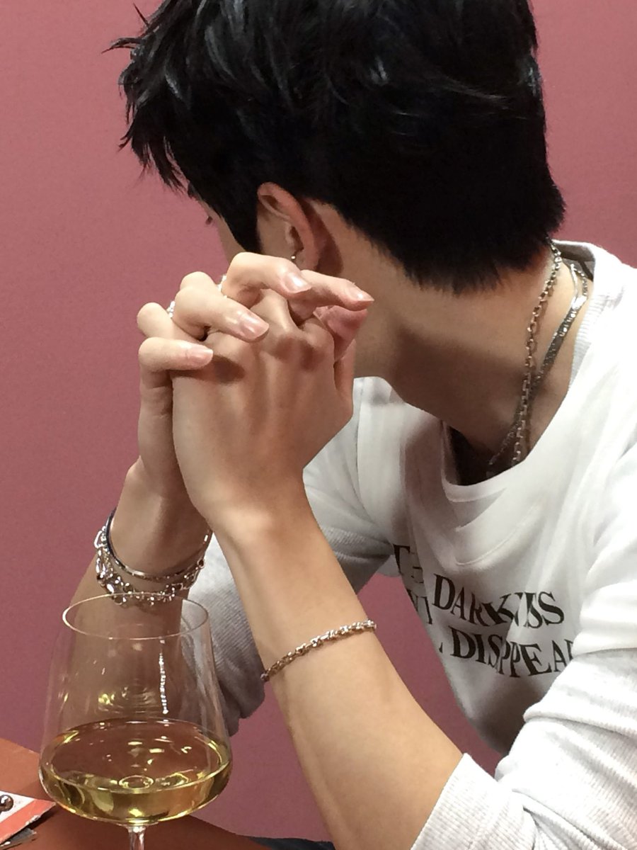 yunbruary's tweet photo. มือสวย การวางมือก็สวยน่ามองมากเหมือนกัน ดูดีราวกับตั้งใจเชตไว้ https://t.co/9dUpOxtaUf