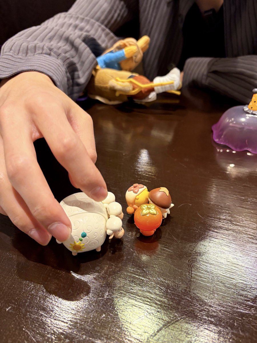 yunbruary's tweet photo. มือสวย การวางมือก็สวยน่ามองมากเหมือนกัน ดูดีราวกับตั้งใจเชตไว้ https://t.co/9dUpOxtaUf