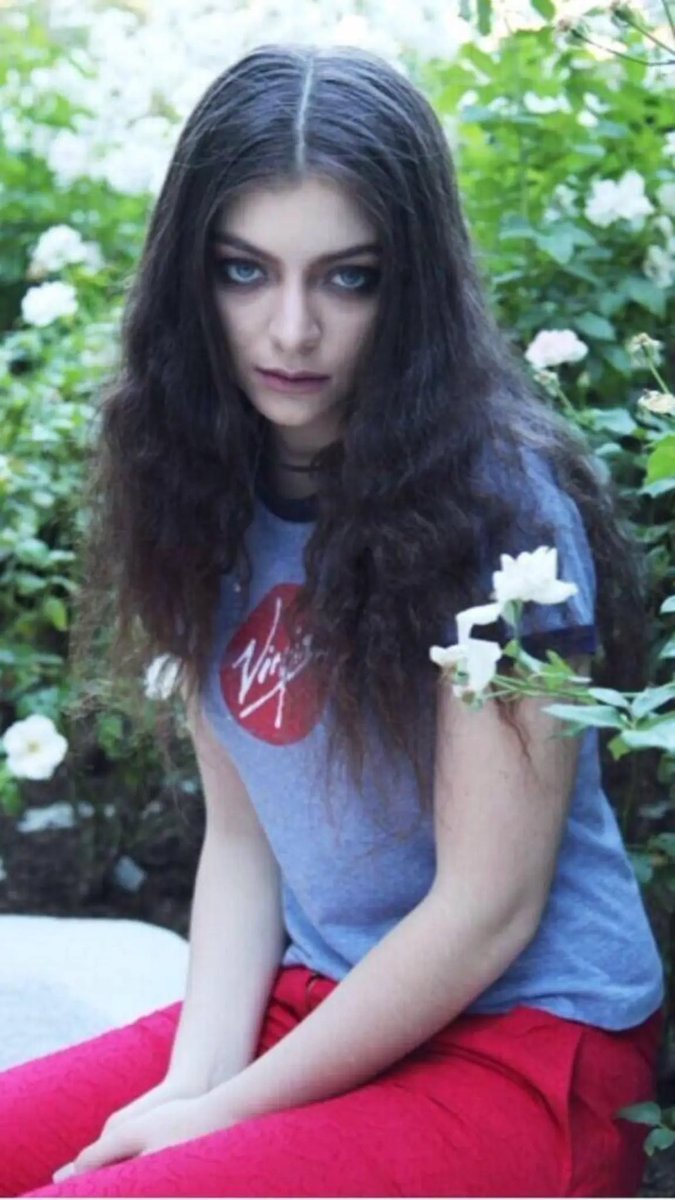 LordeBrasil's tweet photo. Há 13 anos, Lorde lançava o "Pure Heroine". 🖤 https://t.co/087yVo8BlL