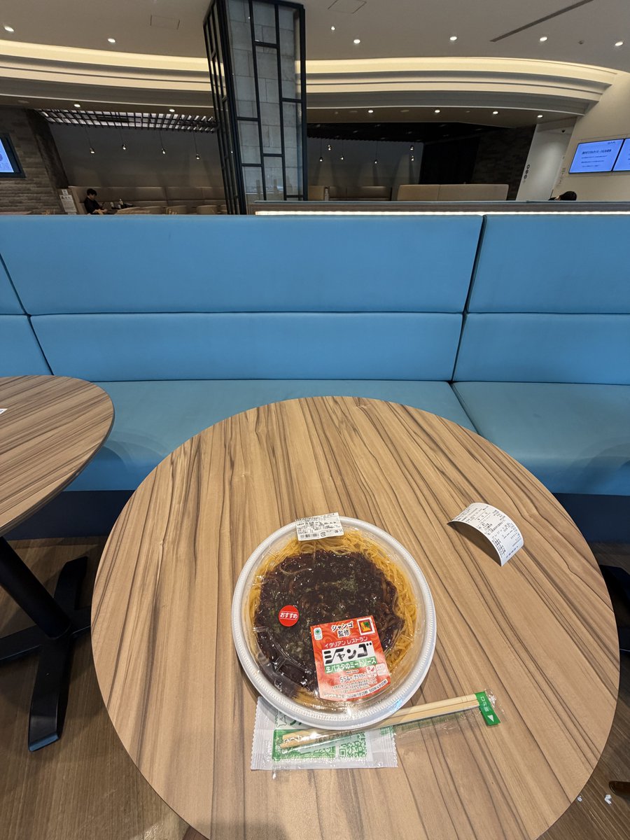 2Golbon's tweet photo. 日通の荷物を営業所受け取りにして受け取りに行きてみたら、
配送センターに付いてるファミマに信じられないくらい綺麗で大きいイートインスペースが付いててビックリ🫢
そのつもりなかったけどここでパスタランチ🍝 https://t.co/jqOiC7C1X2