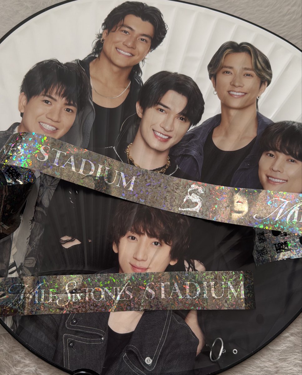 omame_sw's tweet photo. 9/20 SixTONES味の素スタジアム🏟️２日目

💛💚お友達にお見送りしてもらい、味スタへ🚃
２日目はアリーナだったのでフル装備で行ったのに雨が凄すぎてカッパの意味なし🤣チケットもボロボロ😂
でも　わあんなに雨に濡れてもみんな爆イケ過ぎたしめっちゃ楽しかった✨
今後のネトフリも生配信も楽しみ❣️ https://t.co/h4DvfqzJm1
