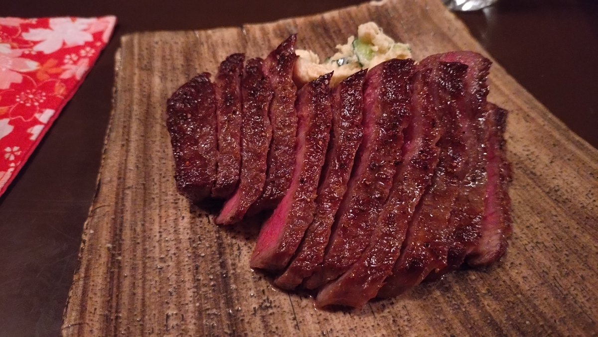 sensei0604's tweet photo. 昨日は男子が快勝？したのでお肉を買ってお店で美味しく焼いてもらいました♪
今日も女子が勝つ事を前提に何を買うか妄想中。 https://t.co/Sd7nkC81lM