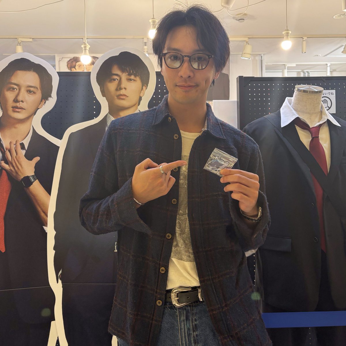 manga10_torico's tweet photo. 🚨「#キスは捜査のあとで」ドラマ＆原作 ポップアップストア🚔💋 at #マンガ展天王寺
https://t.co/RM5eJJ7A4P 

⋱＼❣️本日9月27日(日) ❣️／⋰

🐙多古井平助 役 #渡部秀 さん が
マンガ展天王寺にご来店👏🏻✨

店内のカプセルトイでかめきちをGET🐢✊🏻⭐️
またご自身のスーツに優しく肩を組まれていました🥹

#キスあと 最終話は《本日9/27(日)深夜0時10分》より放送❗️🚨
最後まで“現場で起こる恋”を楽しみましょう❤️‍🔥