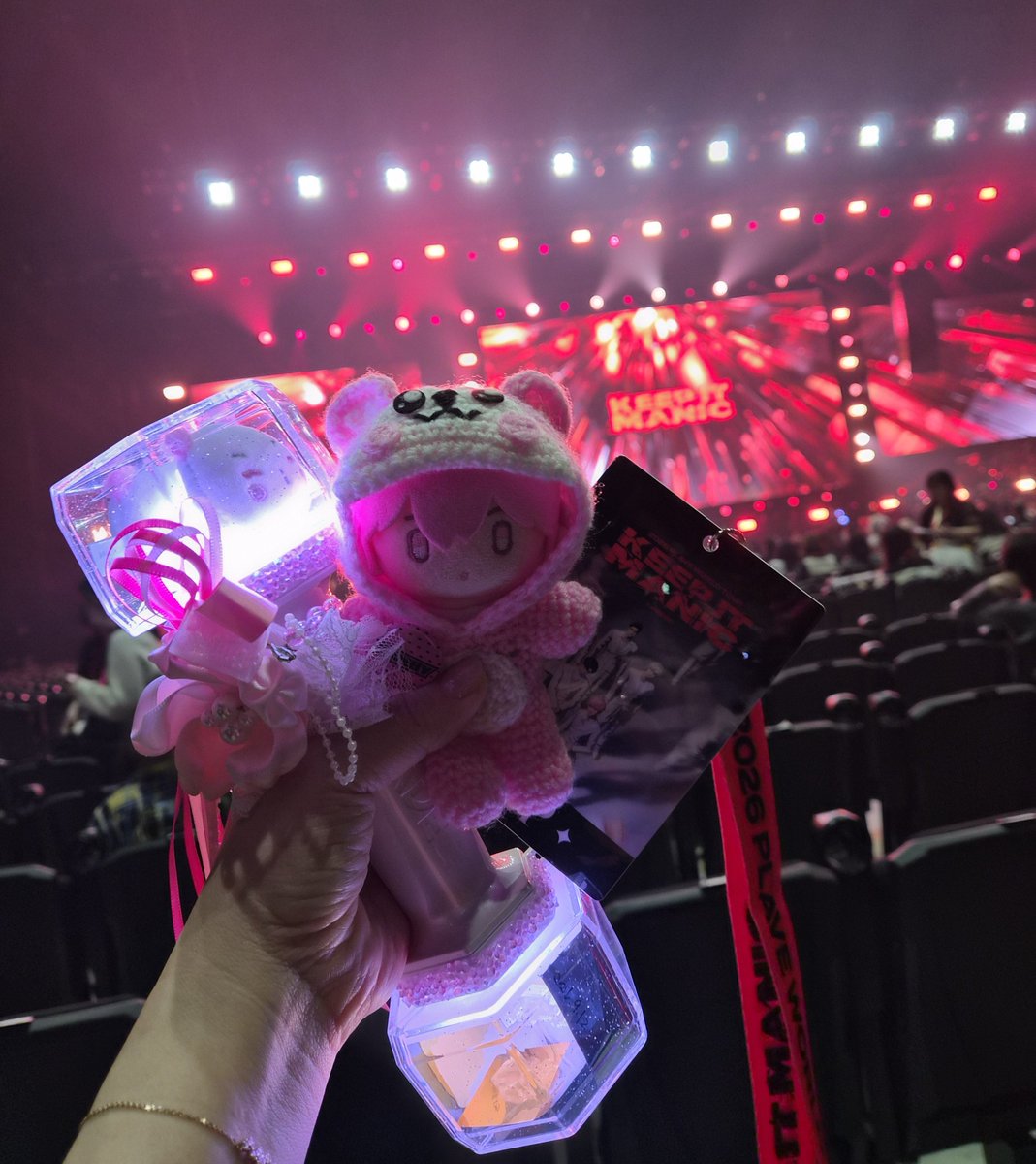 slow_yuwa's tweet photo. 오늘의 시야
약간 뒷쪽이지만  중앙 사이드가 같이 잘보이는 자리😄
오늘도 신나게 놀자😆 https://t.co/BxHVCz6oA4