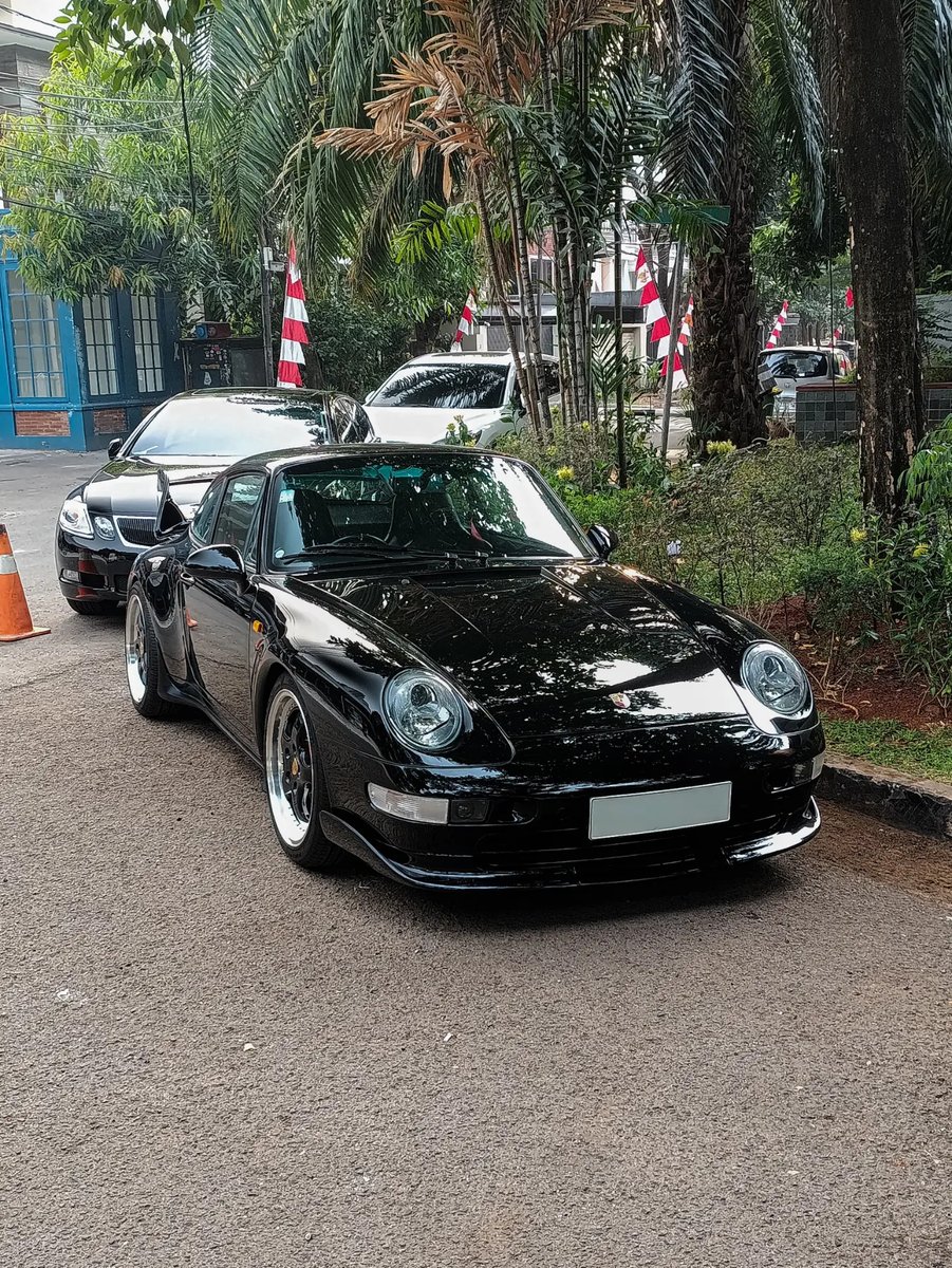 LilianaPinrt's tweet photo. Porsche 911 Carrera RS 3. 8 “993” 
1995–1996, the last air-cooled RS. Limited to 1, 014 units, it featured a 300 hp 3. 8L engine, 6-speed manual, 0–100 km/h in 4. 7s, and a 277 km/h top speed. https://t.co/5RKQ4TWwyz