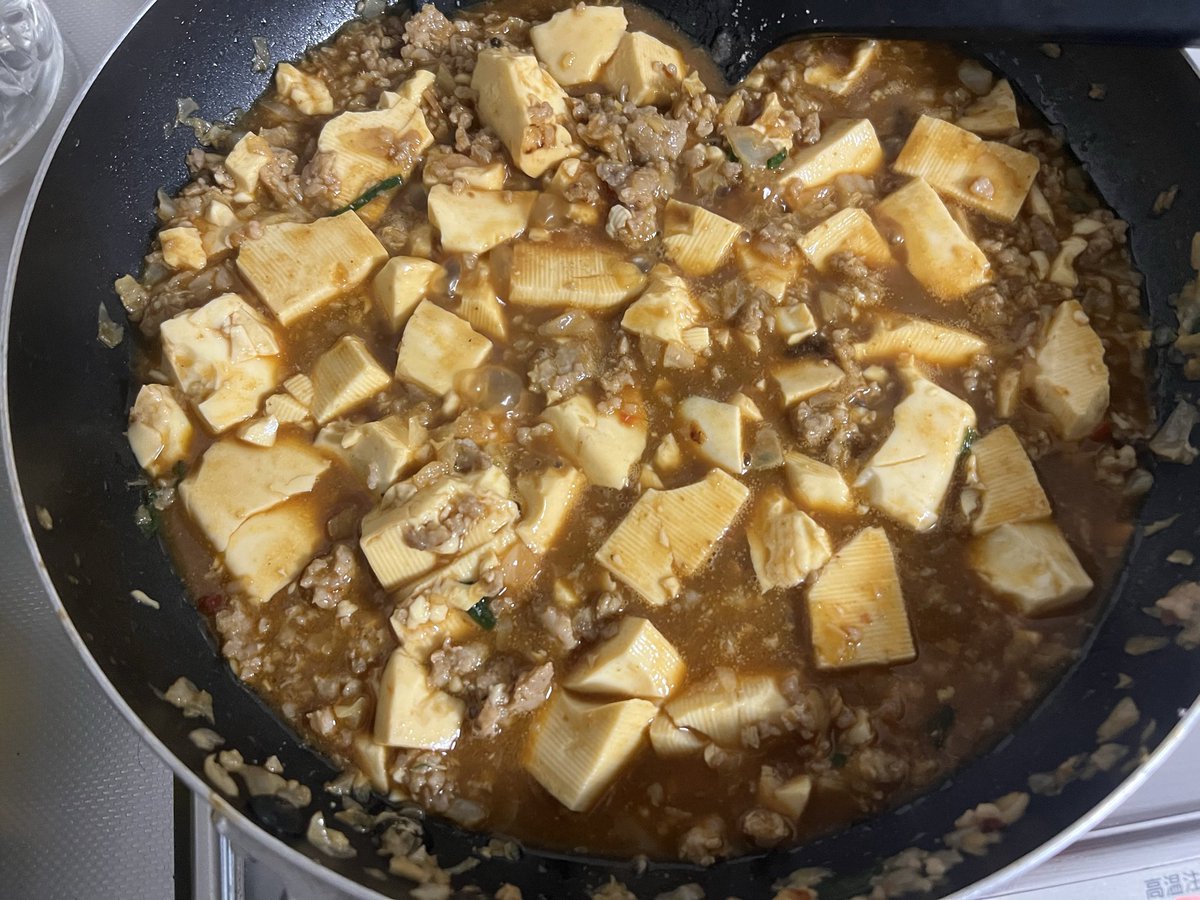 chocolate88mint's tweet photo. お昼はこの間作って余って冷凍してた餃子のたね🥟で麻婆豆腐丼にした✨
甜麺醤切らしてたから代わりに赤味噌使って豆板醤はいつも通り多めに🤤
ピリ辛ってご飯に合うよね🍚 https://t.co/Upw3LmunQl