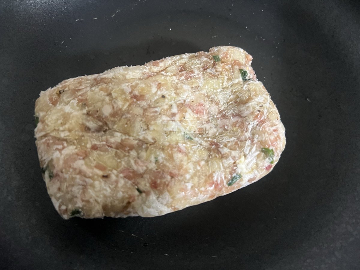 chocolate88mint's tweet photo. お昼はこの間作って余って冷凍してた餃子のたね🥟で麻婆豆腐丼にした✨
甜麺醤切らしてたから代わりに赤味噌使って豆板醤はいつも通り多めに🤤
ピリ辛ってご飯に合うよね🍚 https://t.co/Upw3LmunQl