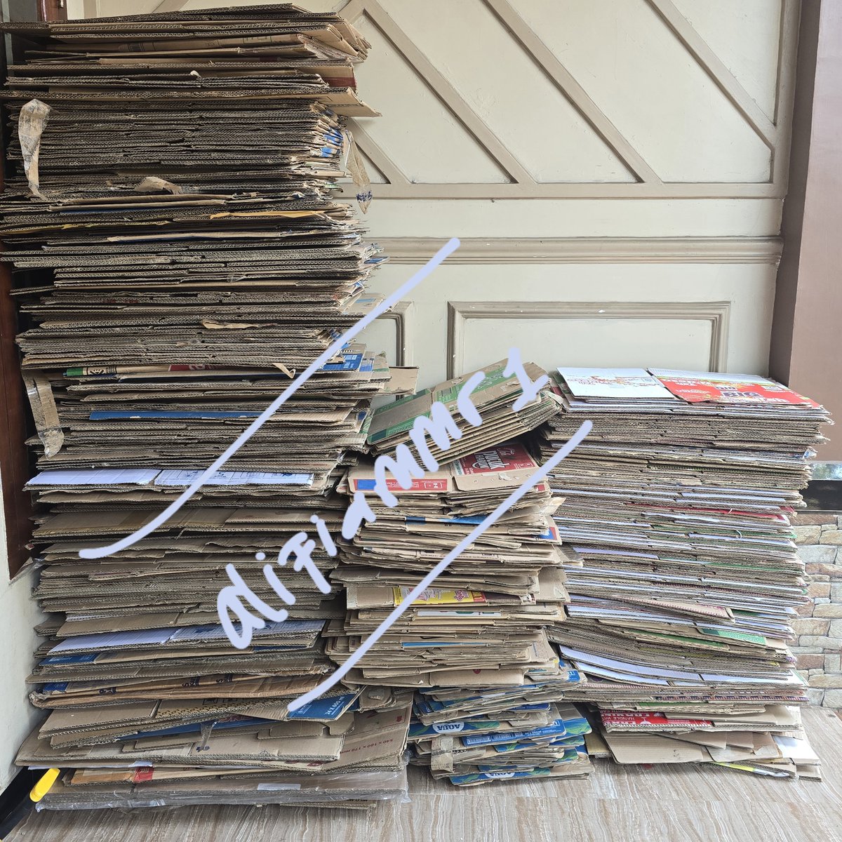 alifiammr1's tweet photo. In this economy packing barang lebih milih pake dus bekas (yang sdh di sortir masih layak/tdk) daripada pake dus baru, dus bekas 2.500 dapet 1kg, dus baru dapet 1 pcs 😭😭 https://t.co/w00h0m8u9I