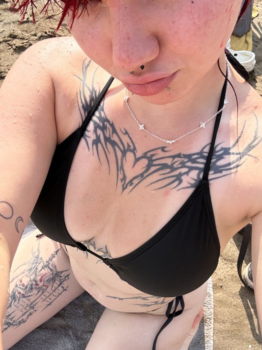 prettyRheaSkye's tweet photo. i'm at the beach for the vitamin D ☀️ ..oh wait that sounded weird or maybe not https://t.co/QHqr9GQJ8I