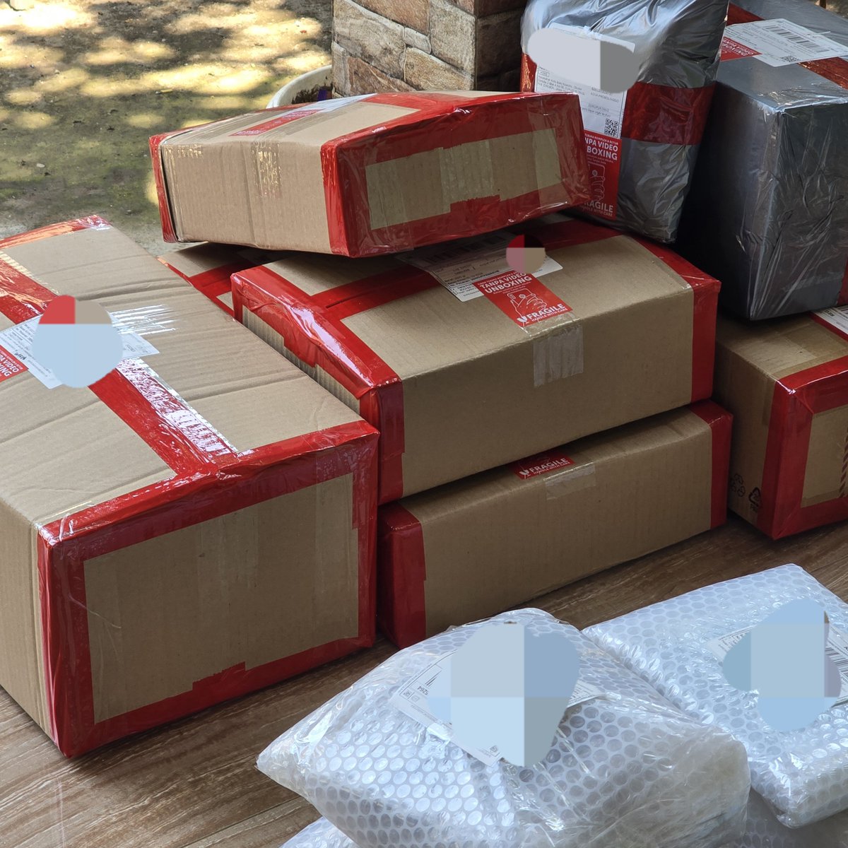 alifiammr1's tweet photo. In this economy packing barang lebih milih pake dus bekas (yang sdh di sortir masih layak/tdk) daripada pake dus baru, dus bekas 2.500 dapet 1kg, dus baru dapet 1 pcs 😭😭 https://t.co/w00h0m8u9I