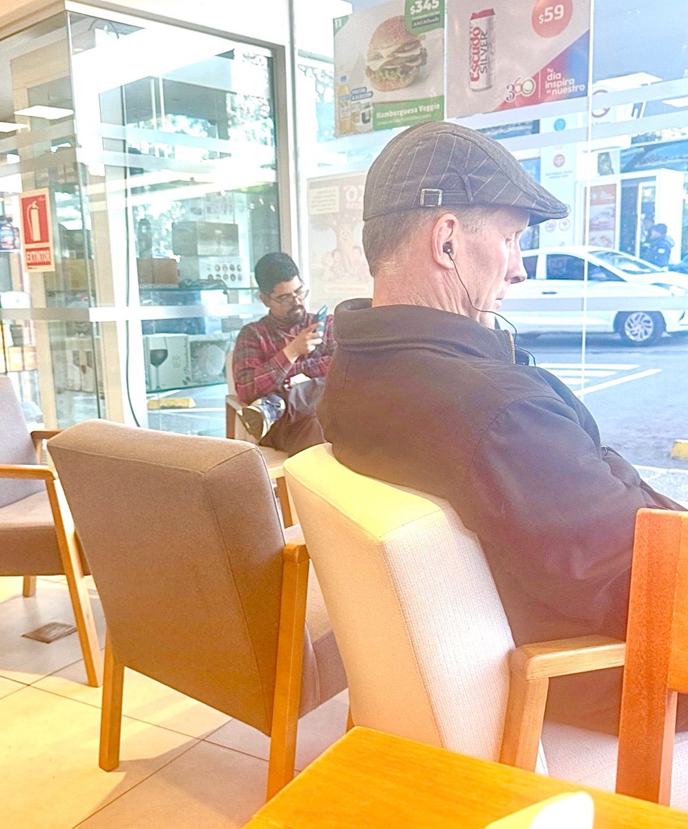 Boconbonica's tweet photo. Parecería que me están investigando, ya que dos “personas” me andan siguiendo.
Les nuestros dos foto de dos hombres que me están siguiendo y actual como si no se conocieran.
Se sientan bien cerca mío si voy a algún https://t.co/6CW7TsAaen