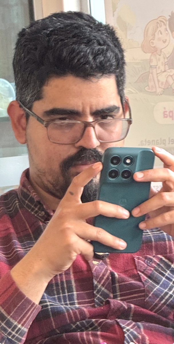 Boconbonica's tweet photo. Parecería que me están investigando, ya que dos “personas” me andan siguiendo.
Les nuestros dos foto de dos hombres que me están siguiendo y actual como si no se conocieran.
Se sientan bien cerca mío si voy a algún https://t.co/6CW7TsAaen
