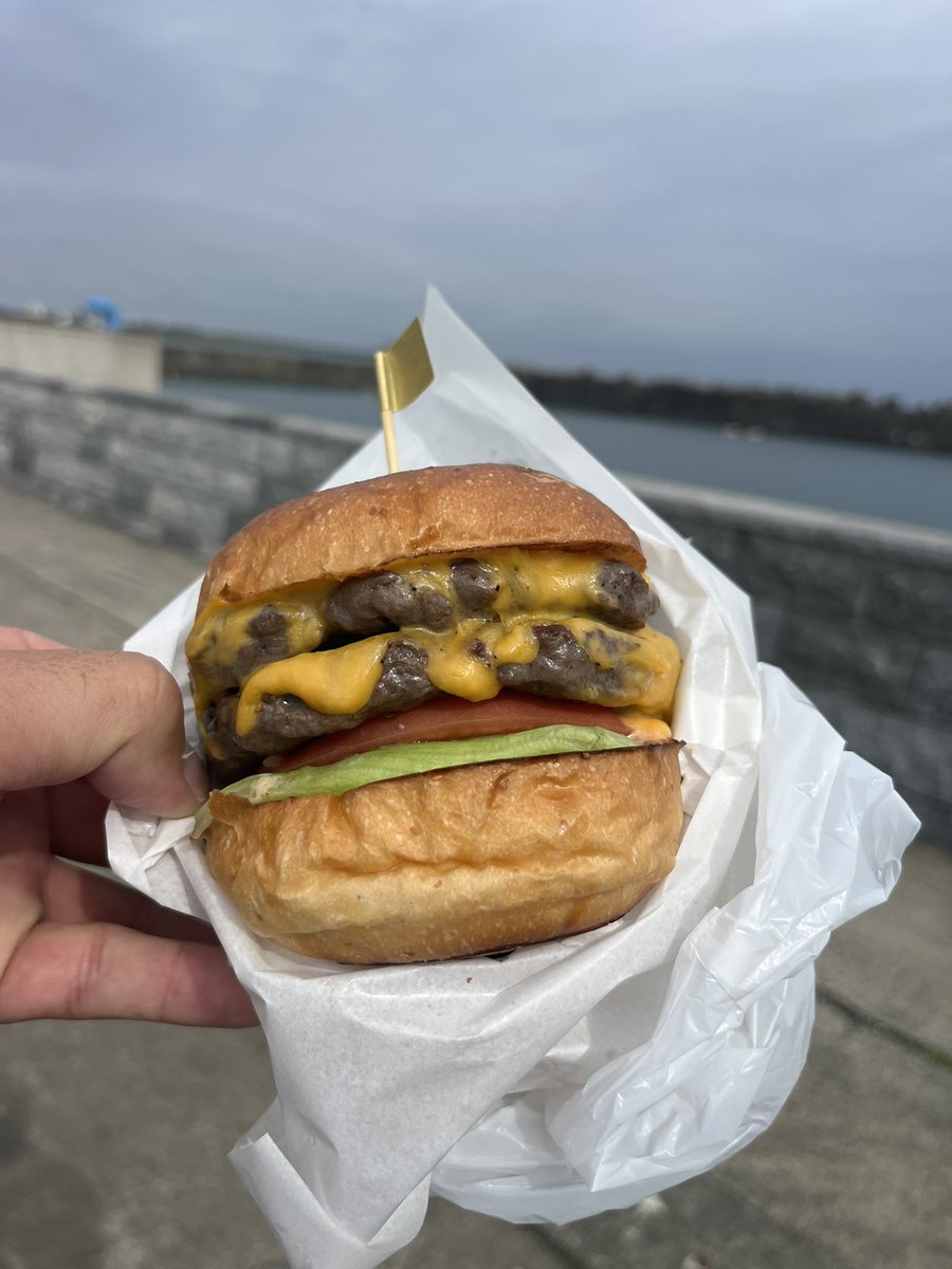 hyr03251's tweet photo. 大磯港のビールフェスに来た
ヤスダバーガーのダブルチーズバーガーとビールが最高

テトラはデカいし穏やか過ぎる https://t.co/zMkgwqLDIn