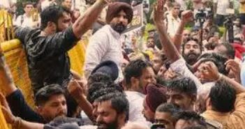 OrissaPOSTLive's tweet photo. Students of a private university in Phagwara staged a massive protest and allegedly went on a rampage on campus early Sunday following unverified social media reports about the alleged rape of a female student.
#Phagwara #Punjab #UniversityProtest #StudentProtest #RapeClaim #SocialMedia #CampusProtest #Kapurthala #IndiaNews #OrissaPOST
📲 Follow Orissa POST – Odisha’s No. 1 English Daily 📰✨