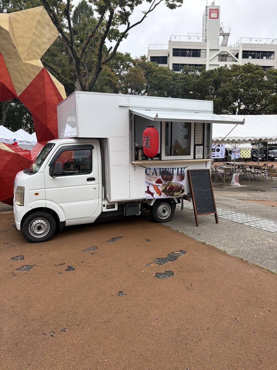 cafetiewww's tweet photo. 昨日に引き続き、今日も栄の池田公園で出店しております

shot Bar Penroseの鵜飼さんが来てくれた

他には誰が来るかな〜？

BOMBAREのアルさんは消防団のイベントやってた

#キッチンカー
#Penrose
#BOMBARE https://t.co/gdT87OcgdU