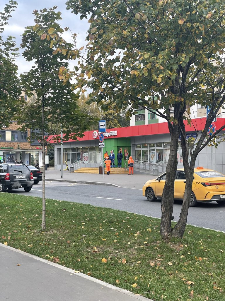 KnjagnaS's tweet photo. У дорожников стихийный митинг на ступеньках пятерочки

/на самом деле они ждали открытия и пиздели как воробьи https://t.co/odaAOuTZG6