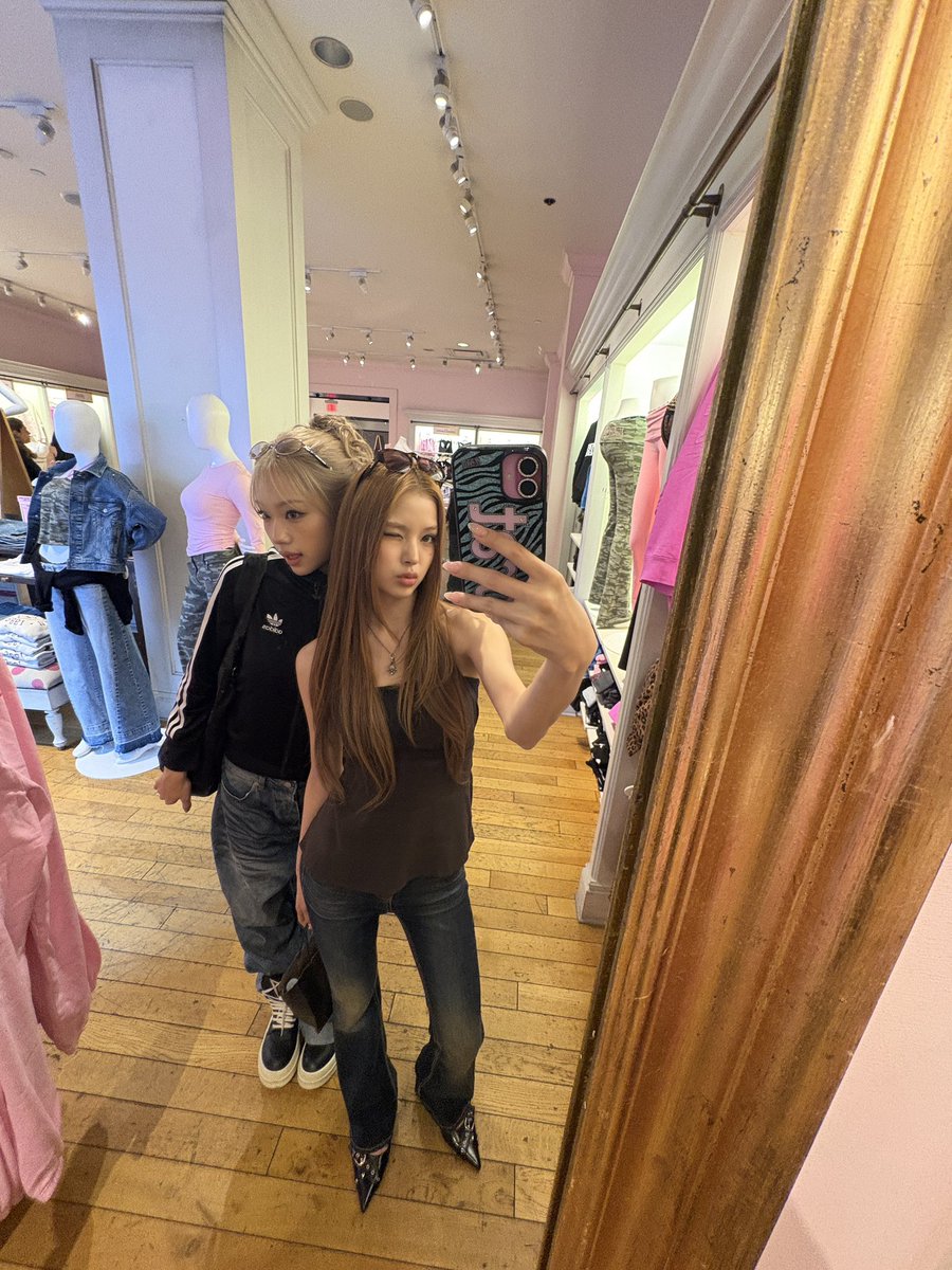 izna_offcl's tweet photo. [izME📮]

shoppin’ 🛍️🖤✨

#izna #이즈나
#MAI #마이 https://t.co/rYw1V8F5vS