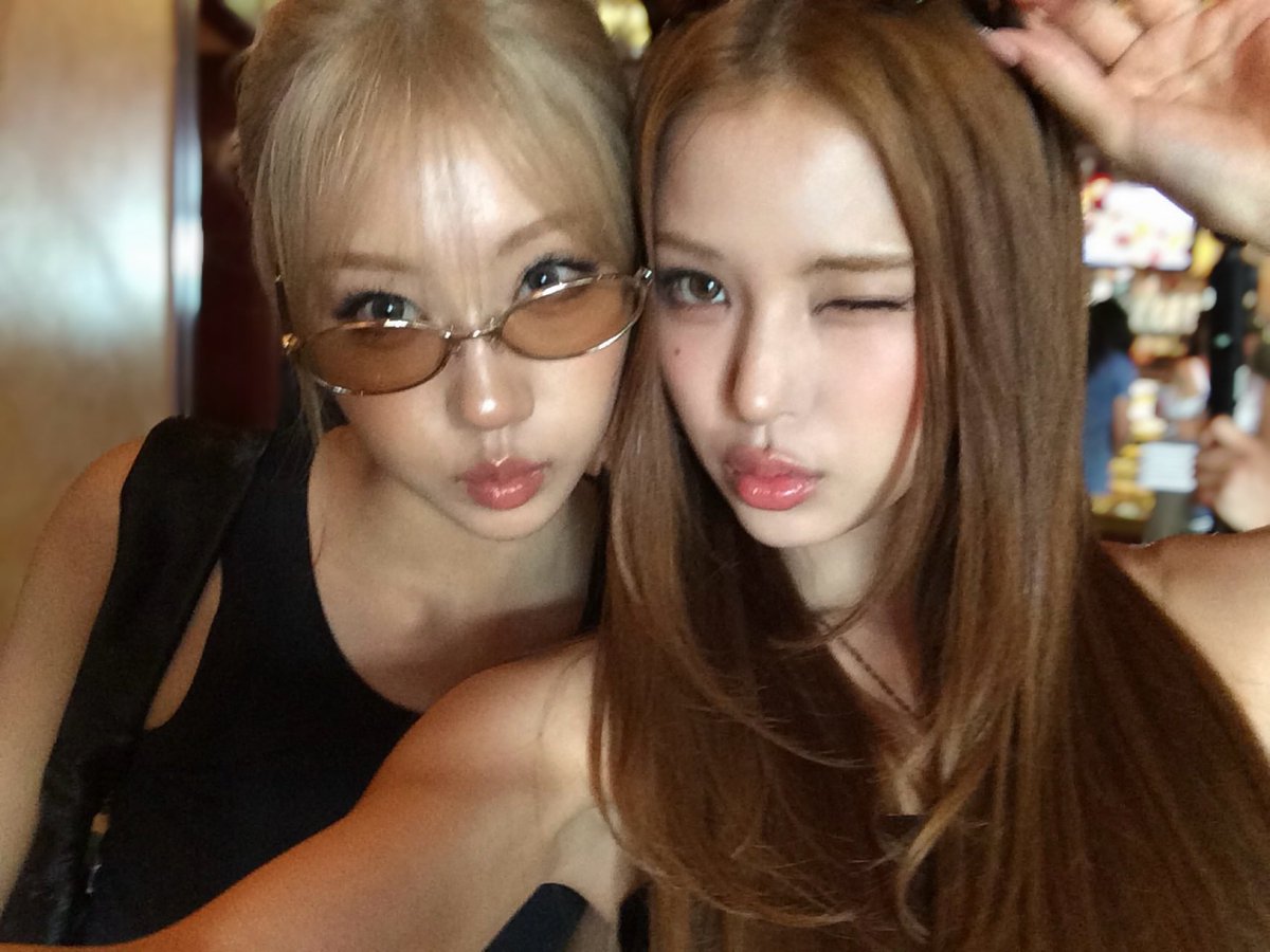 izna_offcl's tweet photo. [izME📮]

shoppin’ 🛍️🖤✨

#izna #이즈나
#MAI #마이 https://t.co/rYw1V8F5vS