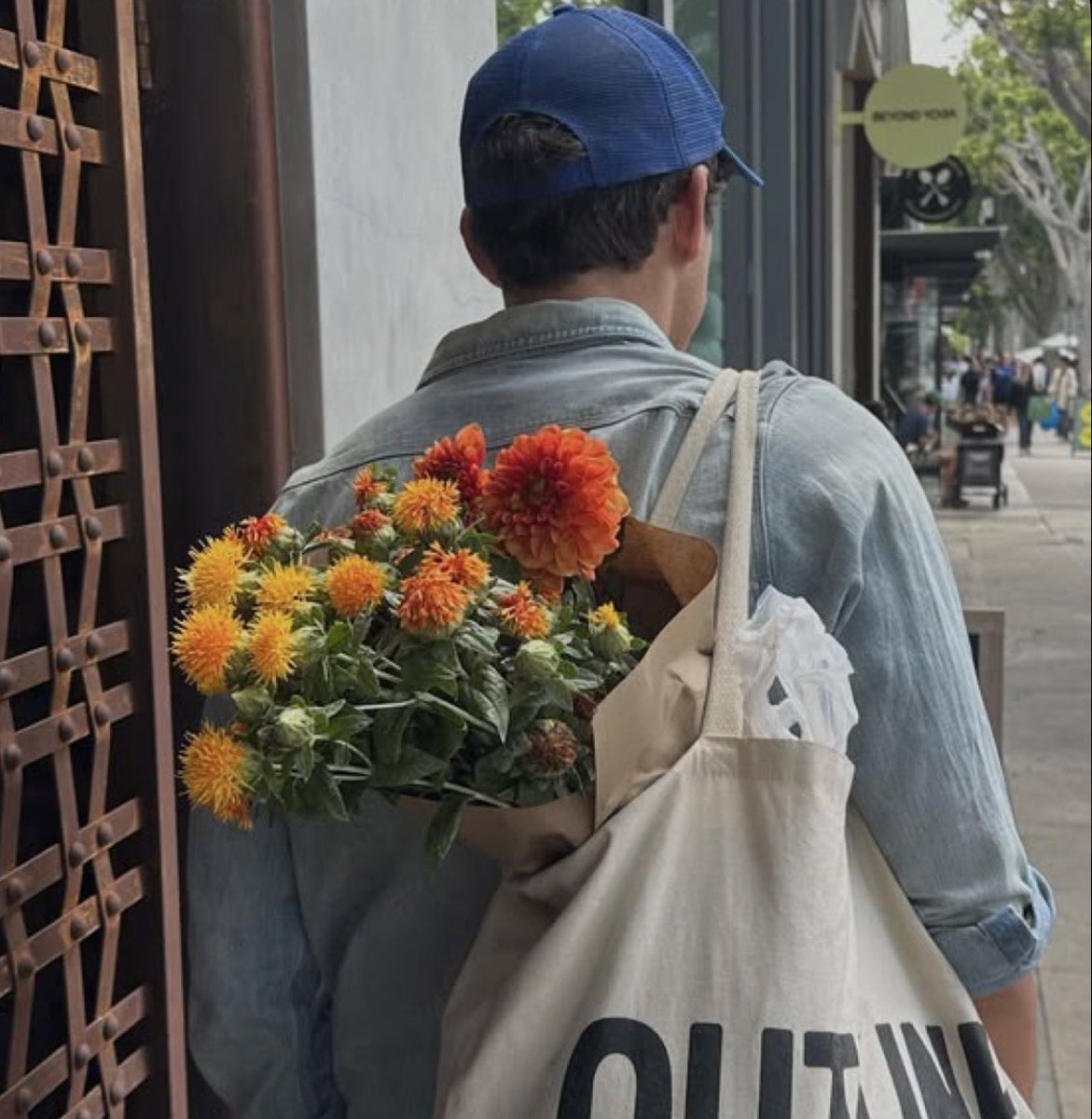 pizzzazlut's tweet photo. Kingdon AU where flower shop owner Frank Langdon brings a “welcome to the neighborhood” bouquet to the new coffee shop on Main Street https://t.co/AHjec1MDt0