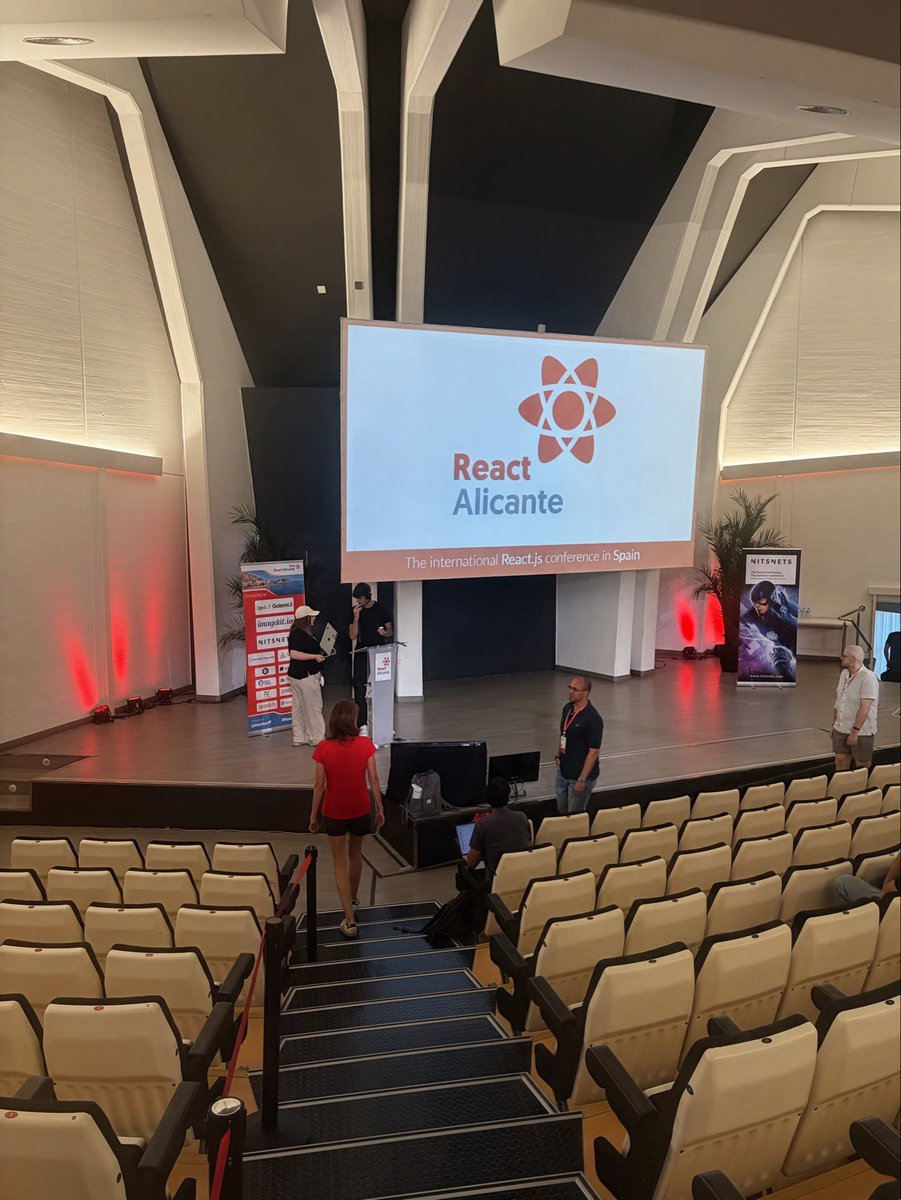 aileenvl's tweet photo. Thank you, React Alicante 🇪🇸🫶🏻

Speaking here was a highlight of my year. Huge thank you to Victoria and the organizers for running one of the kindest, best organized and curated events I've been to.

And congrats on the next chapter: @ReactAlicante is now @FrontierAlicant I’m definitely not missing it next year

Threads on the talks coming 🧵