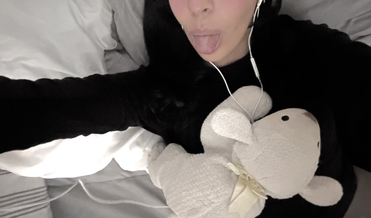 orupical's tweet photo. buenas noches muero d sueño x.x 🐭 https://t.co/l6Xa27o5zF