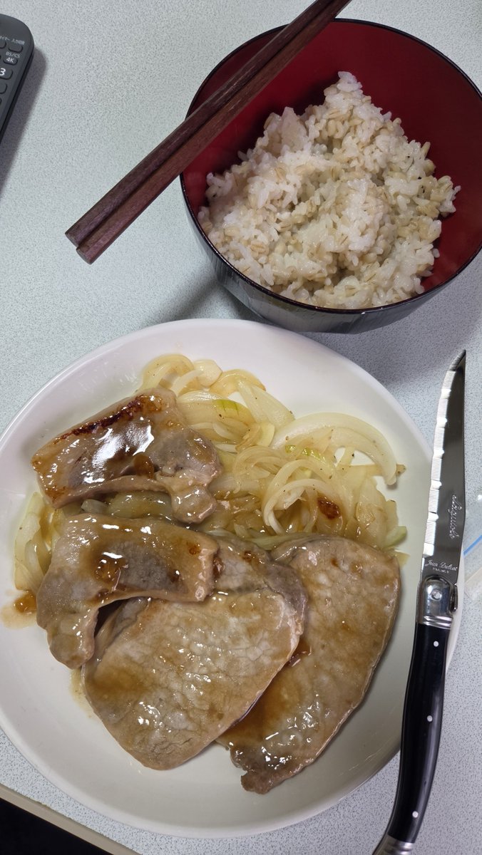 endless725's tweet photo. 本日の昼飯は豚ロース✨️大きなお肉を焼き焼き🔥最後にバター醤油で焼き上げたら完成！白米大盛りで準備してます✌この味で白米が一瞬でなくなるよ🤣バター醤油は最強の味付けです。ご馳走様でした🍚
#料理　
#自炊　
#おうちごはん https://t.co/Y7ZdV7tFEy