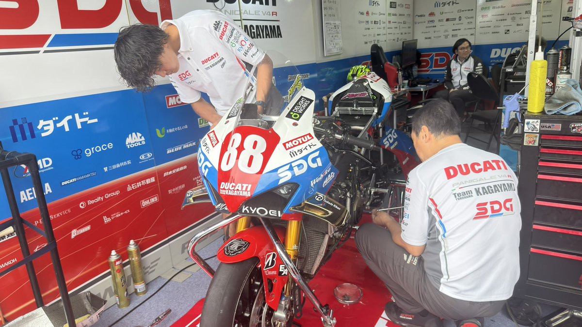 kunitake_23's tweet photo. 全日本岡山2日目。
土曜日は片田泰志くんのお手伝い。
雨の中素晴らしいレース運びで優勝！
チャンピオン決定？！
最終戦鈴鹿は2連勝を期待！

そして今日はレース観戦。
チーム加賀山のピットに入れてもらい金の羽V4Rチェック！
雨が降ってきたからラウンジでお昼ご飯🍚 https://t.co/B8Cl20JwiJ