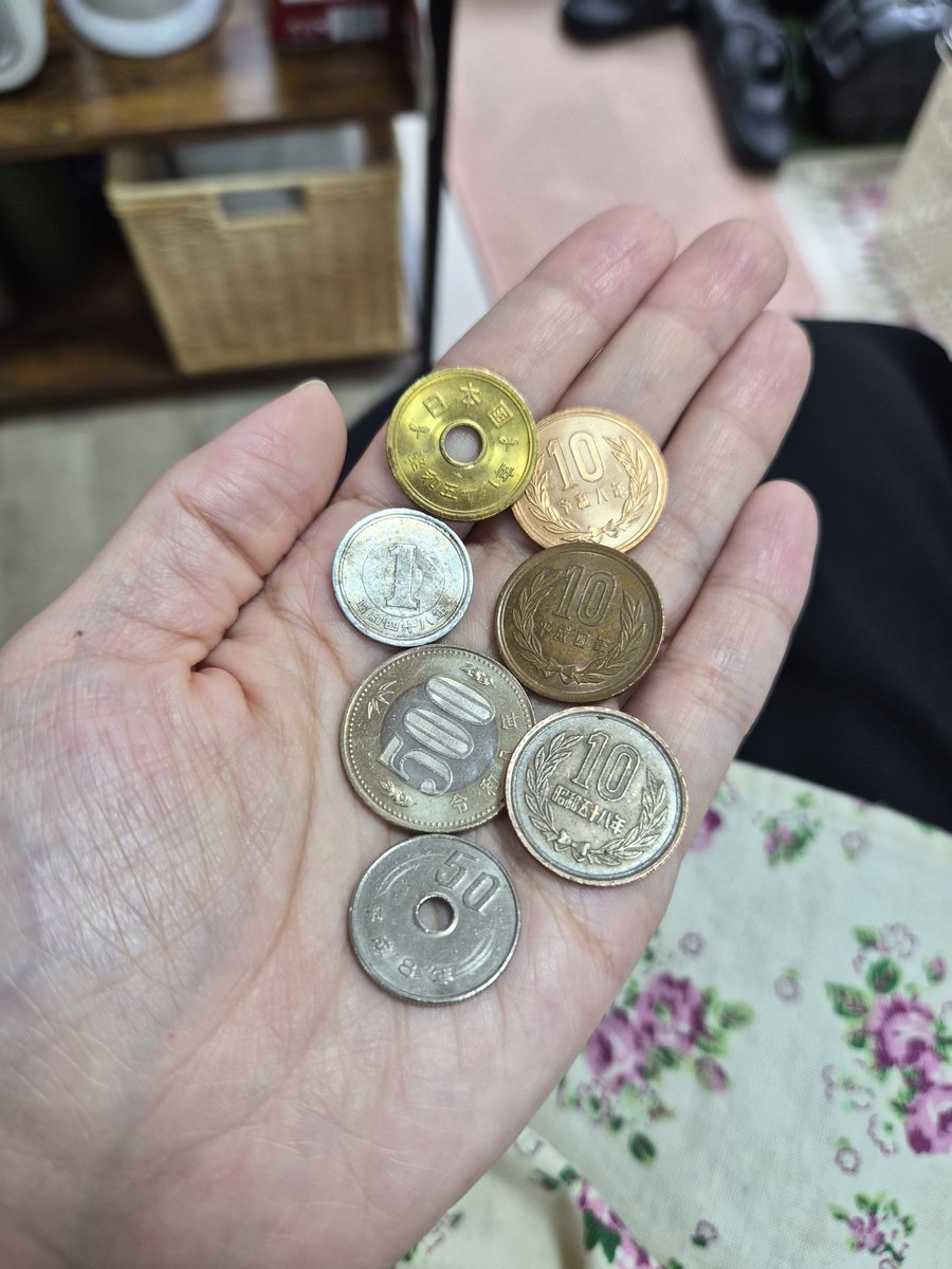 umeboshi1128's tweet photo. My daughters and I like to look for our birth years on coins and collect them. I just noticed only the 50yen coin uses "8" instead of 八... https://t.co/CWftHJPRbm