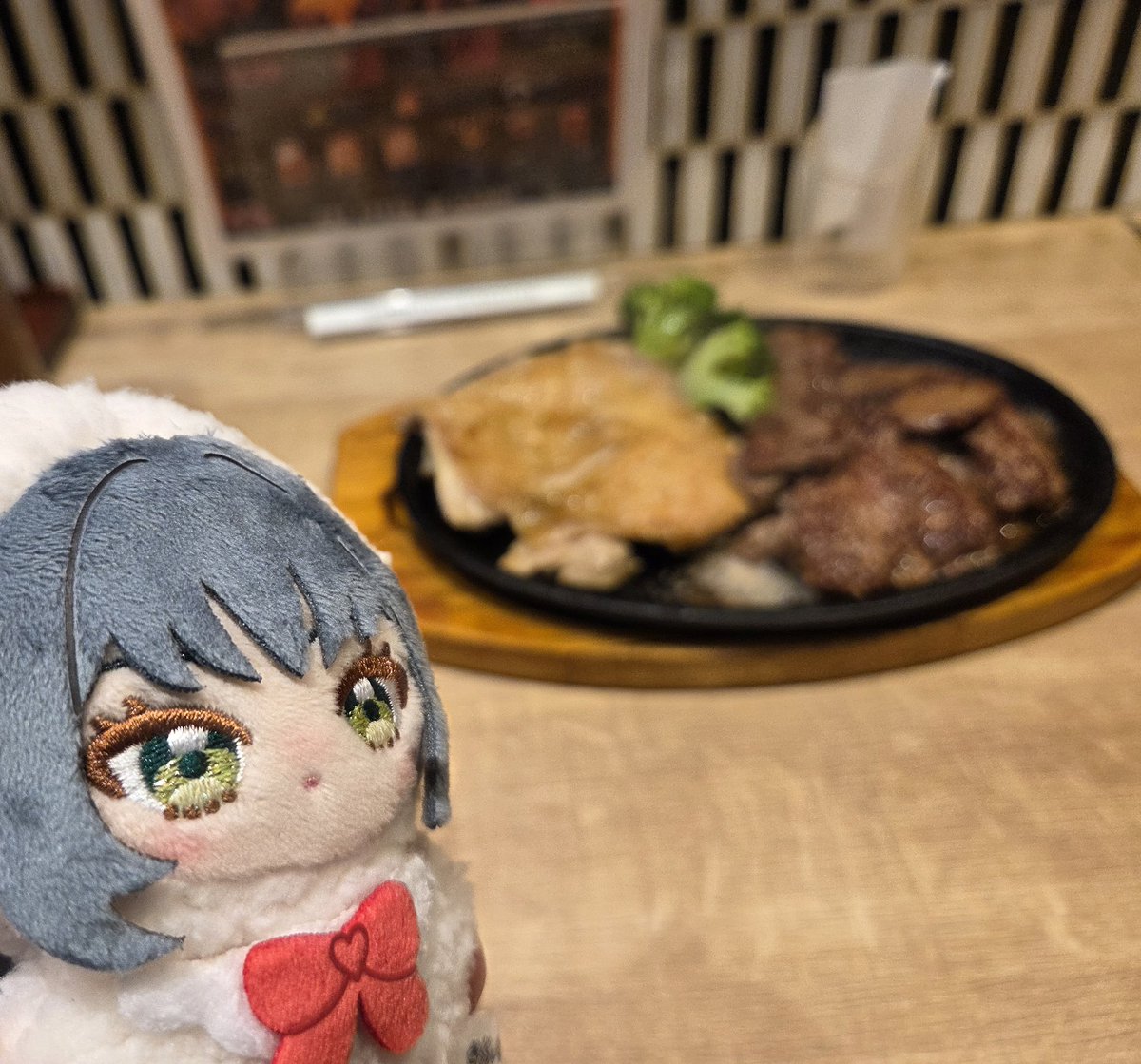 Liz_ILS's tweet photo. ステーキを食べてきました🍖
#初星学園ぬいぬい部 https://t.co/6XeQBUFwY0