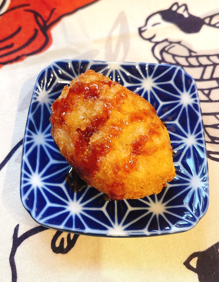 makinouchi2020's tweet photo. マキノウチ、本日9/27（日）14時開店。

本日のお通し一品は、コロッケです。
他の三品は、白菜とウインナーの味玉添え、野菜の浅漬け昆布入り、おからです。

23時閉店。

🈺14:00〜23:00
定休日／火・水・木

#マキノウチ　#高円寺日本酒 
#高円寺昼飲み   #宮の雪
#キンミヤ焼酎 https://t.co/ZwEjutBtmZ