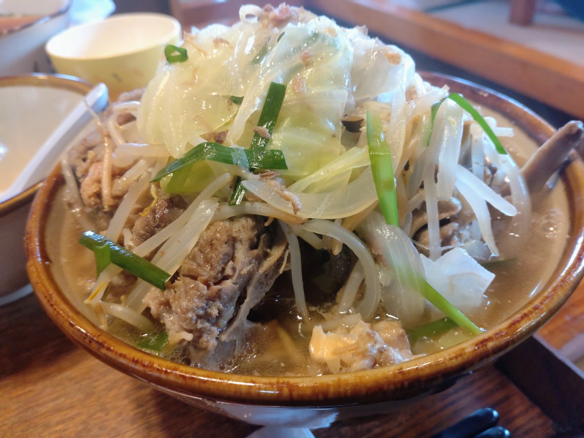FlyingIslander's tweet photo. ���心そばの骨汁定食。お肉が沢山付いていて大満足。 https://t.co/HhXPJdYt2S