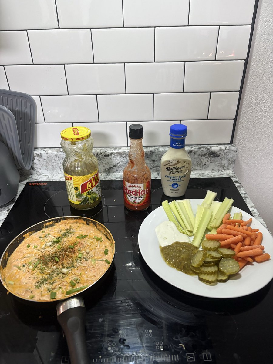 SubccubusGirl's tweet photo. it was fucking fantastic.

(homemade buffalo chicken hot dip with a veggie platter!) https://t.co/Ka0gMZtsAC