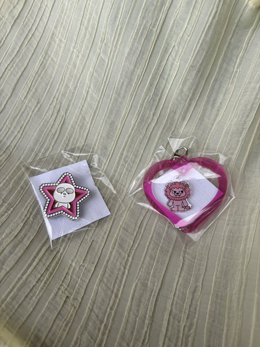 H413pp's tweet photo. M!LK シャカレボ　ガチャ
カプセルレボリューション 交換

【譲】
アクリルハートチャーム　佐野
ピンズ　山中

【求】
ピンズ　曽野＞ケーブルバンド　曽野

本日9/27会場手渡し
お気軽にお声掛けください♪
#MILK交換 https://t.co/6uEygKovcS