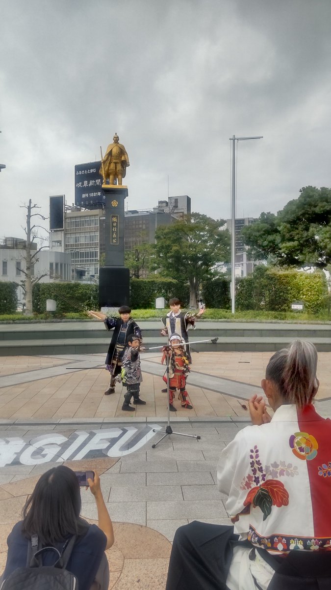 keenigh's tweet photo. JR岐阜駅前　信長ゆめ広場
毎月恒例の駅前祭りMAHA-G

チビチビ武将隊・我武者羅の演武

手前の小さい二人が豊臣兄弟

金色像の信長公と現世の信長公に挟まれて、天晴の演武であった https://t.co/LPGyqmXJ2L