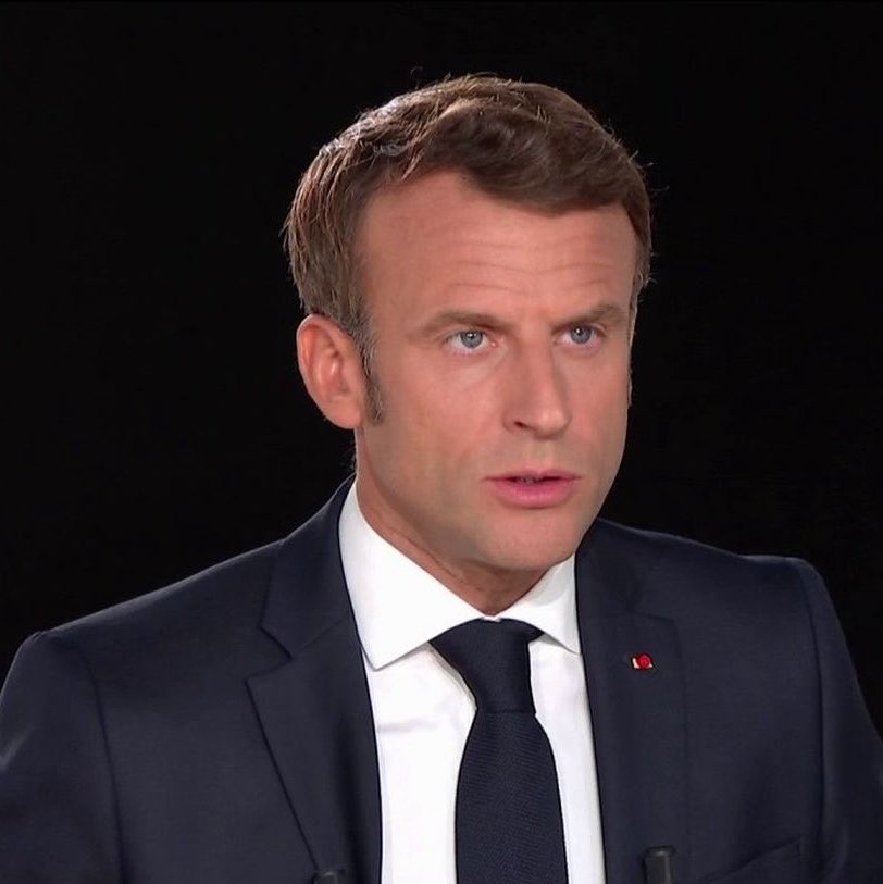Brevesdepresse's tweet photo. 🔴🇫🇷CITATION - « Si j’étais sentimental, je me suiciderais », a déclaré Emmanuel #Macron, isolé au palais de l’#Élysée. Des propos rapportés dans « Le Crépuscule des princes », livre de 2 journalistes de RTL et de l’AFP, racontant cette longue fin de #règne macroniste. (Parisien) https://t.co/LWbQiP6plx