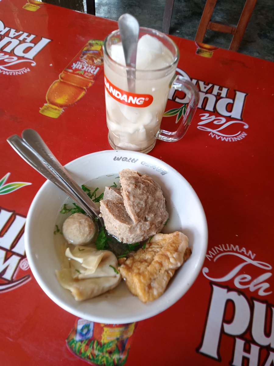 meenankalter's tweet photo. pertama kali coba baso atom dan es degan hmm lumayan enak sih, cm sedikit pricey hahah https://t.co/mw1fgzFPMv