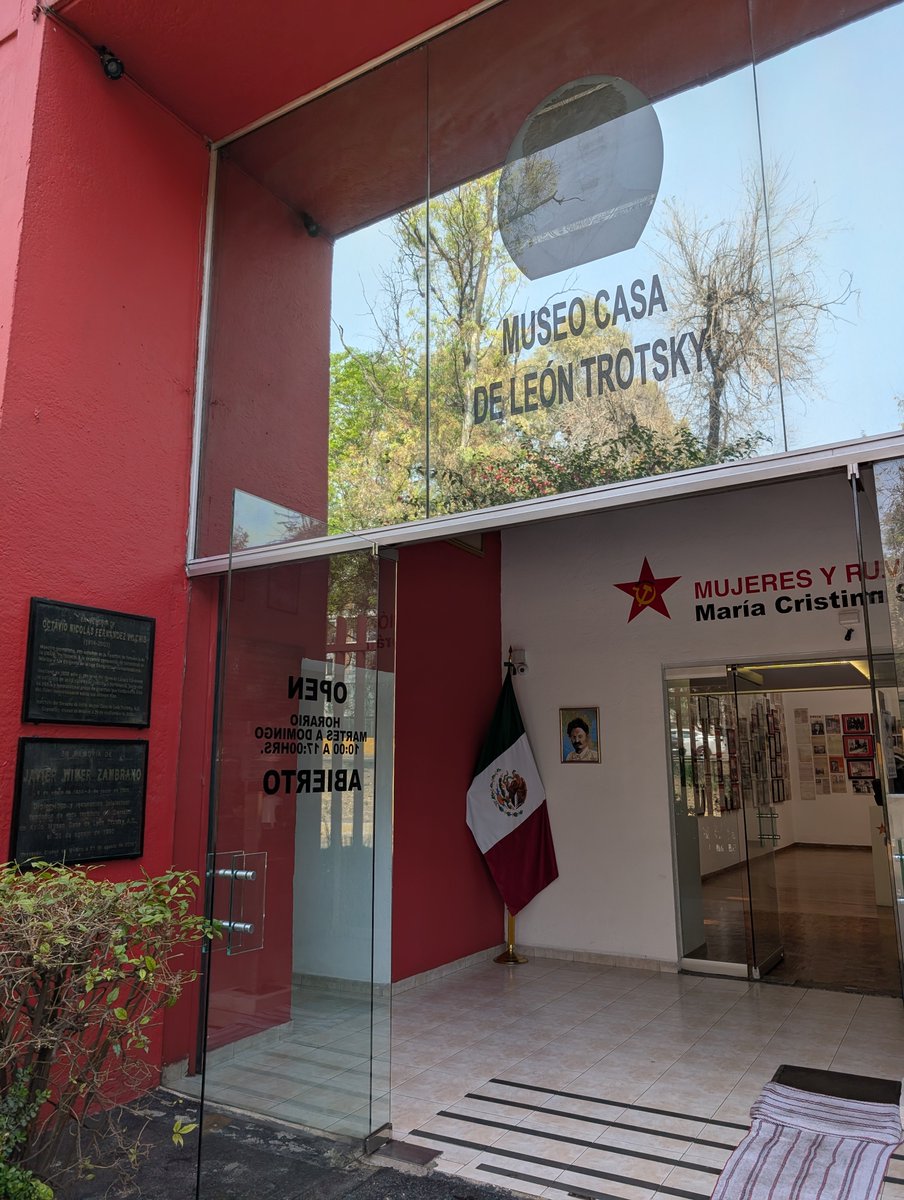 KS1729's tweet photo. @DalrympleWill I visited the house where Trotsky was killed in Mexico City and saw his book collections. 

Some other photos from that ill-fated house turned museum. https://t.co/8Evg2rNtPv