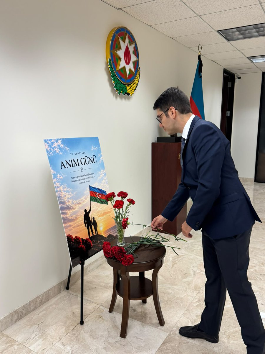 azconsulatela's tweet photo. Haqq və Şərəf işimiz olan, Azərbaycan Respublikasının suverenliyi və ərazi bütövlüyü uğrunda gedən mübarizədə canlarını fəda etmiş şəhidlərimizin əziz xatirəsi Los Ancelesdə dərin ehtiramla anıldı.

44 günlük Vətən müharibəsinə həsr olunmuş, Bakı Media Mərkəzi və "Azərbaycanfilm" Kinostudiyasının istehsal etdiyi "BİZ" sənədli filmini seyr etdik. Film əziz şəhidlərimizin sayəsində qazanılmış tarixi qələbəmizdə xalq-dövlət-ordu birliyinin əvəzedilməz rolunu canlandırır.

Anım mərasimində qardaş @TC_LosAngelesBK Türkiyə Cümhuriyyətinin Baş konsulu xanım Menekşe Onuk, Los Ancelesdəki icmamız və Azərbaycanın dostları iştirak etmişdir.

Allah bütün şəhidlərimizə rəhmət eləsin! 

Yaşasın Azərbaycan Respublikası!