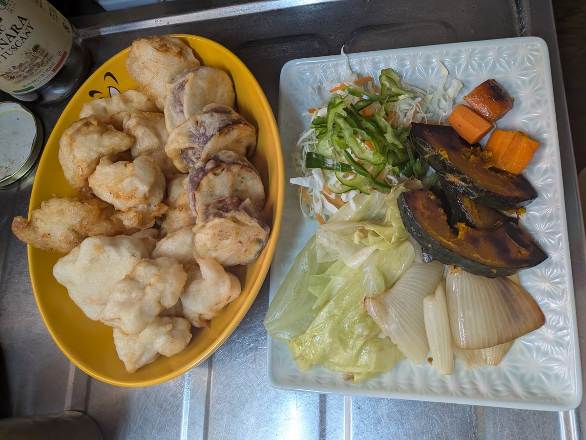 sakamo1002's tweet photo. 午前中は陸上大会のボランティア、帰宅して昼ごはん作り。鶏むね肉の天ぷら、焼き野菜。自家製めんつゆをつけていただきます。米粉と水、酢を混ぜた衣で。#料理 #料理記録 #ごはん記録 #昼ごはん https://t.co/yFpTT7o8WD