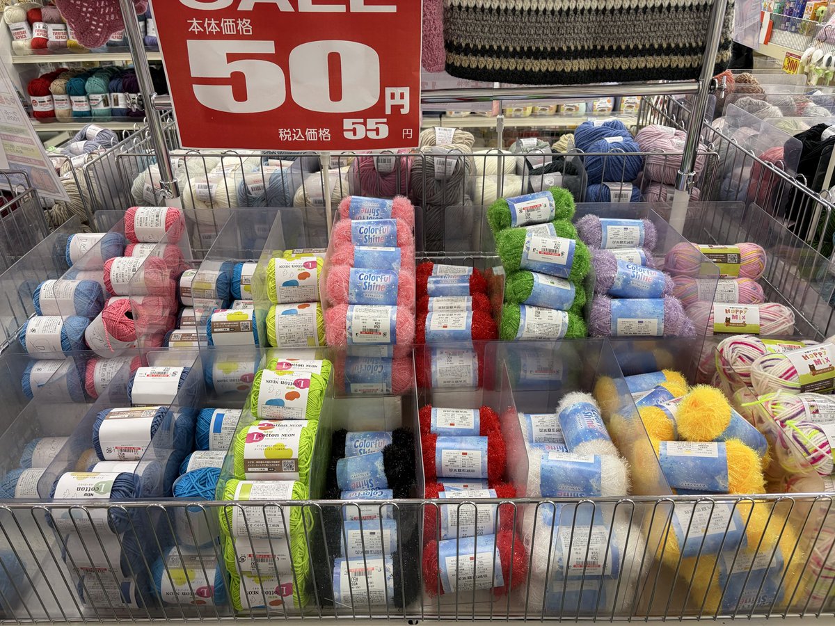 hi03yo's tweet photo. 店舗によって残ってる毛糸の色が違うからはしごがやめられないw
ごしょう産業さんのセリア向けじゃない商品もたくさんあって幸せ〜 https://t.co/8nMoezznIg