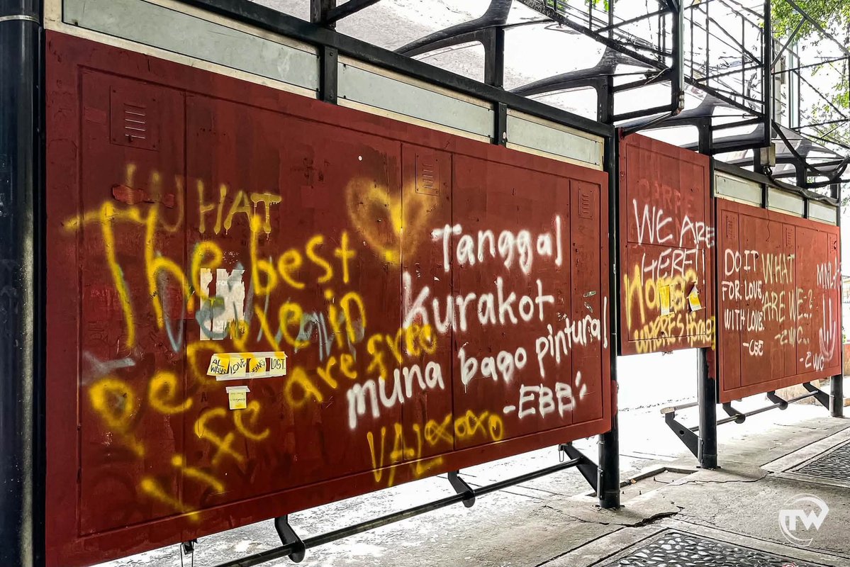 ABSCBNNews's tweet photo. Days after being repainted, new statements appeared on the back of waiting sheds along España Boulevard on Sunday, September 27.

A part of the waiting shed previously bore street artist L.L.’s “ARE U LOST IN THE CITY, TOO?”

(Photos by Grace Suringa/TomasinoWeb) https://t.co/Gs5vQoZWRj