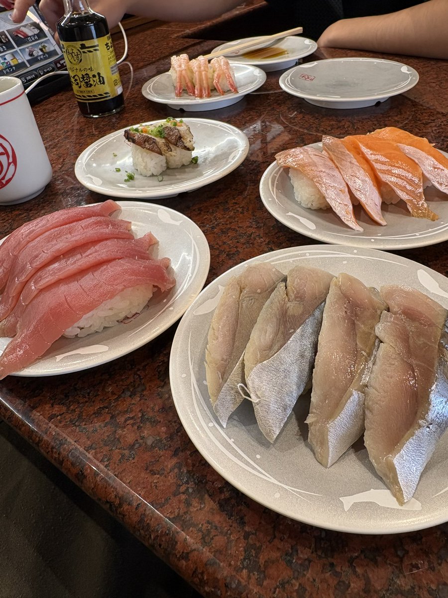 K20hiro0931's tweet photo. 北海道の回転寿司チェーンでいつもの感覚で頼んだらサイズ違いすぎてビビってる https://t.co/3QCCRQvYjX