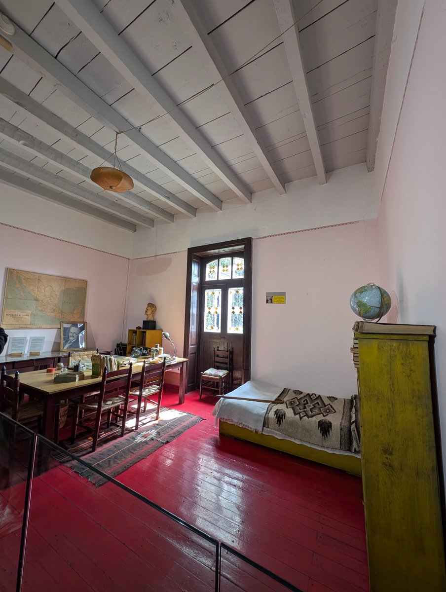 KS1729's tweet photo. @DalrympleWill I visited the house where Trotsky was killed in Mexico City and saw his book collections. 

Some other photos from that ill-fated house turned museum. https://t.co/8Evg2rNtPv
