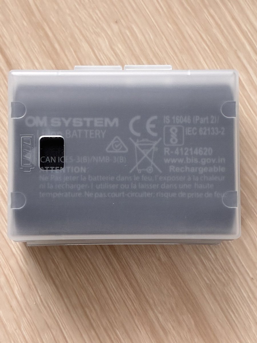 donguri_120's tweet photo. OM-3用にBLX-1を追加購入。挿入位置の▲マーク位置が変わってるぞ！と怒っていた方の動画を見たが収納ケースの穴位置を新しいのは上にすれば良さそうだが。旧2021年製造、新2025年製造。表面に注意が来たのは何処かの法規対応？　#omsystem https://t.co/luMrTH07Pu