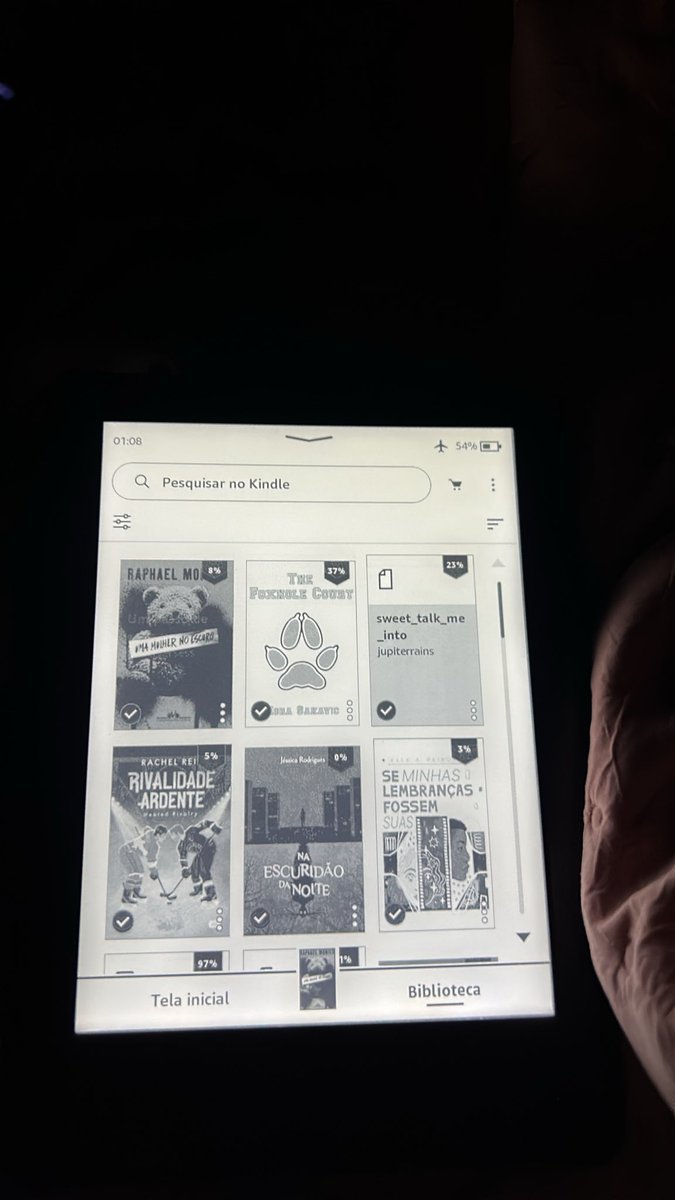 BlankVersess's tweet photo. Meus livros encarando as fanfics que eu vivo baixando por aí https://t.co/foiwWjoZAv