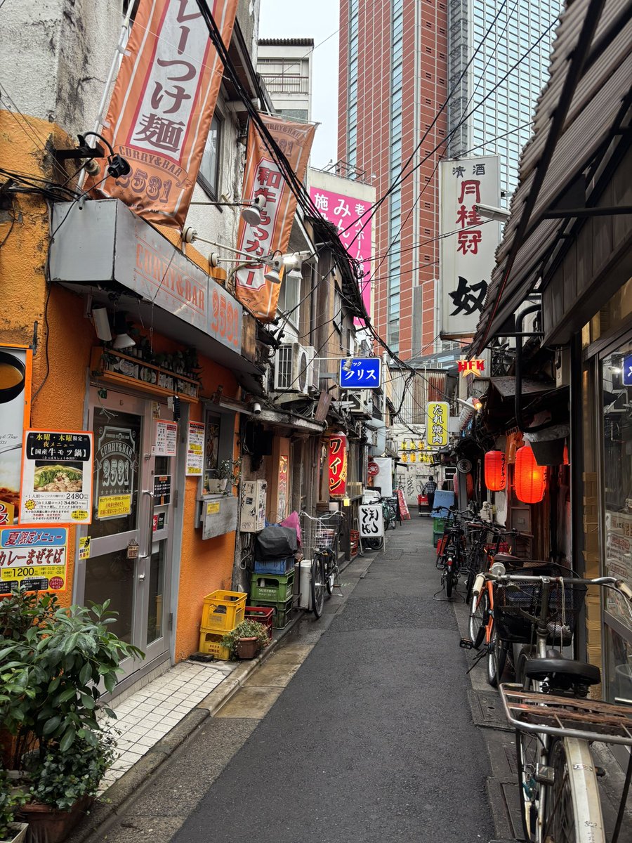 j5__7017's tweet photo. ついこの間三軒茶屋行って、やっとヒリヒリさせてのロケ地行けた🎵と思ってたらこれ 謎の縁なんなんだ あとこの手前のカレーつけ麺がずっと気になっている https://t.co/Inz39c19um