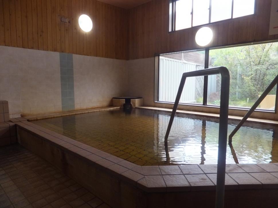 liv_roccyo's tweet photo. 丹生（にゅう）温泉【大分（大分）】

前回90歳越えの御仁と露天で語り合った湯。薄黄色で軽いモール臭。ツッパリ系。湯口の析出物にお湯の力の強さが表れている。湯の入れ方含めてゆっくり時が流れている。スタッフの対応含めて最高。ここ好きだなぁ。Tier1
2026.8月訪問
※♨️写真は公式から拝借 https://t.co/5xj8XlCkmH