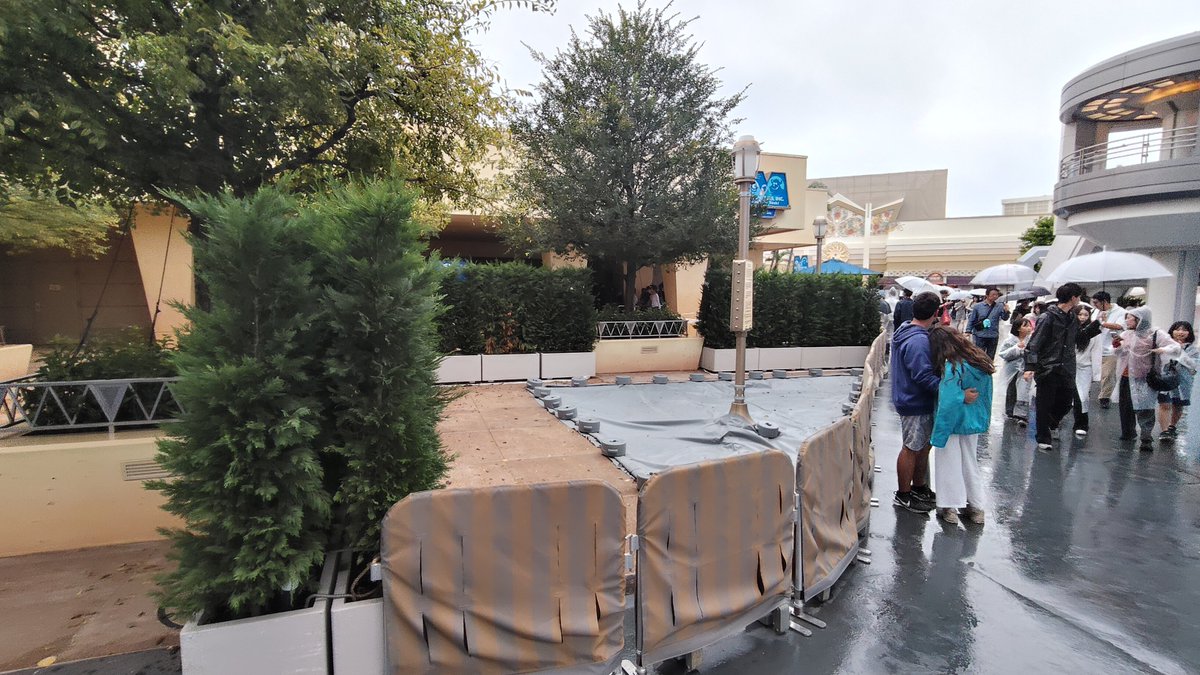 ranpu_tdr's tweet photo. 【昨日の東京ディズニーランド】
#TDR__now

ポッピングステーション(旧ポッピングポッド)は足場が外され、顔を出していました。

モンスターズインク周辺では地面工事でしょうか。通路側の狭い箇所には植栽はありませんでした。 https://t.co/CiMi9RujG5