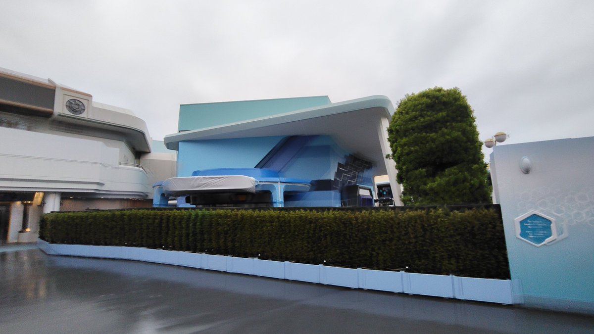 ranpu_tdr's tweet photo. 【昨日の東京ディズニーランド】
#TDR__now

ポッピングステーション(旧ポッピングポッド)は足場が外され、顔を出していました。

モンスターズインク周辺では地面工事でしょうか。通路側の狭い箇所には植栽はありませんでした。 https://t.co/CiMi9RujG5